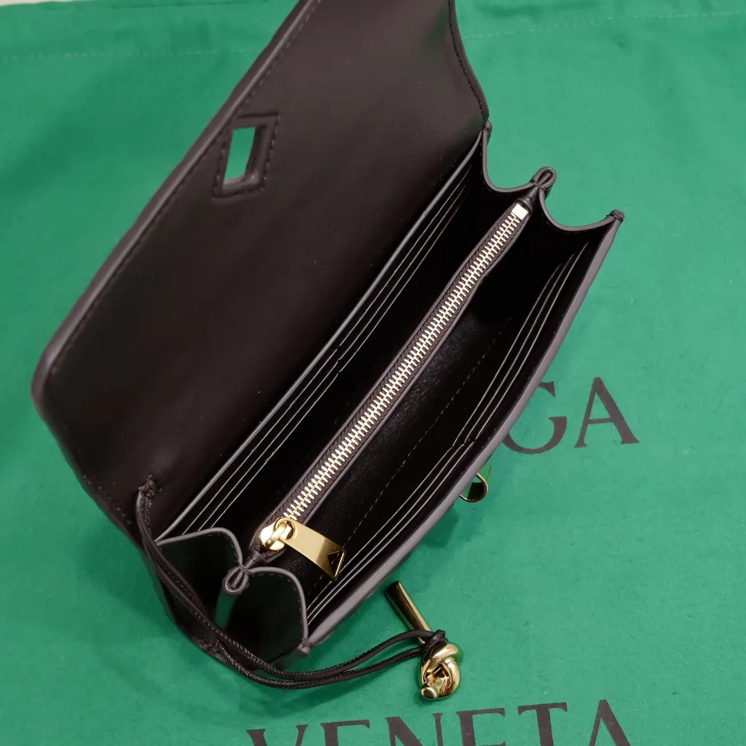 Batch 1160 BV Andiamo clutch wallet is super high-end🤎🤎How come the long clutch bag is so exquisite~ The braided style bag surface paired with all-copper hardware is really warm and high-end. The bag body is super light and can be grabbed easily! It can store a lot of small items and large mobile phones ~ very practical for daily use. Style number: 1504 Size: 19*11.5*3